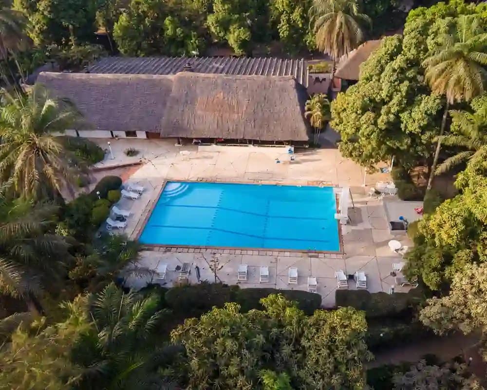 Piscine du Néma Kadior entourée de jardins tropicaux, vue du ciel