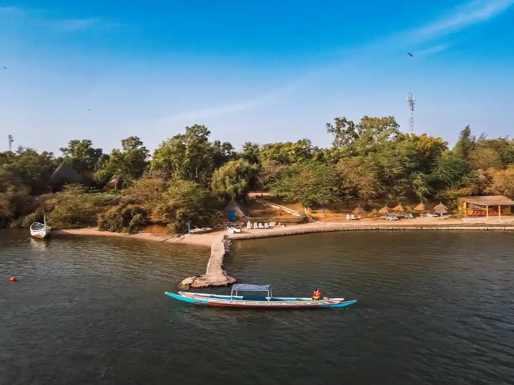 Pirogue sur la lagune devant le Pélican du Saloum