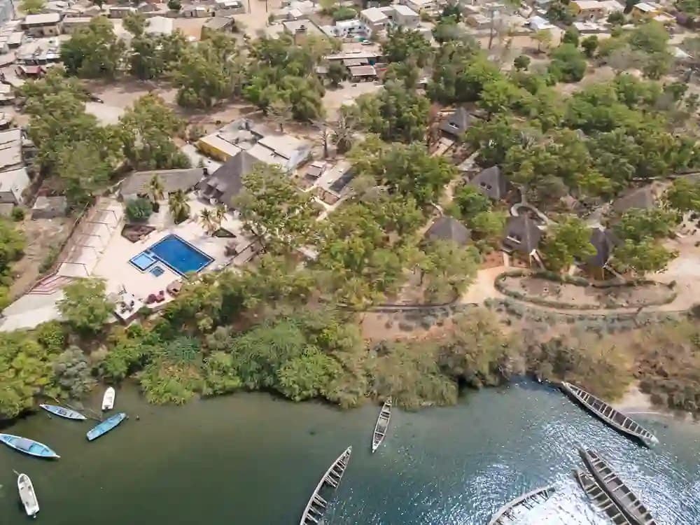 Pirogues dans un bolong bordé de mangroves