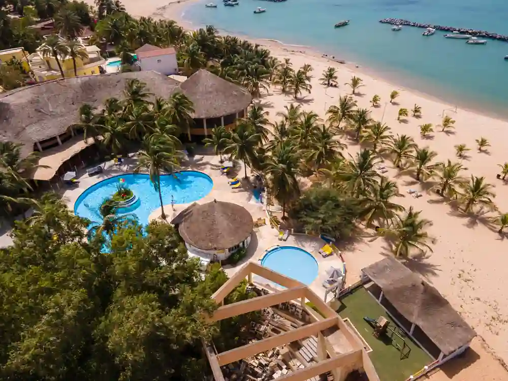 Le Royal Saly vu du ciel : piscines, palmiers et plage