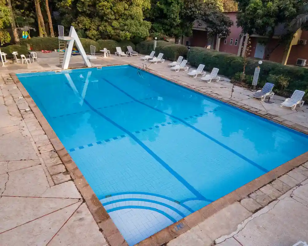 La piscine du Néma Kadior en plein soleil