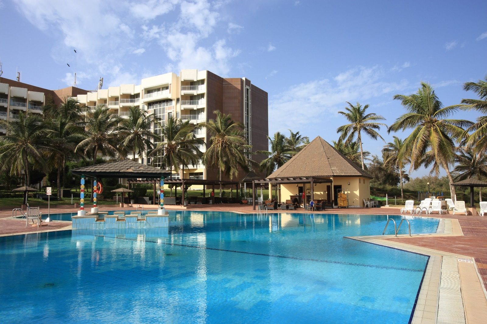 La piscine du King Fahd Palace face à l'océan