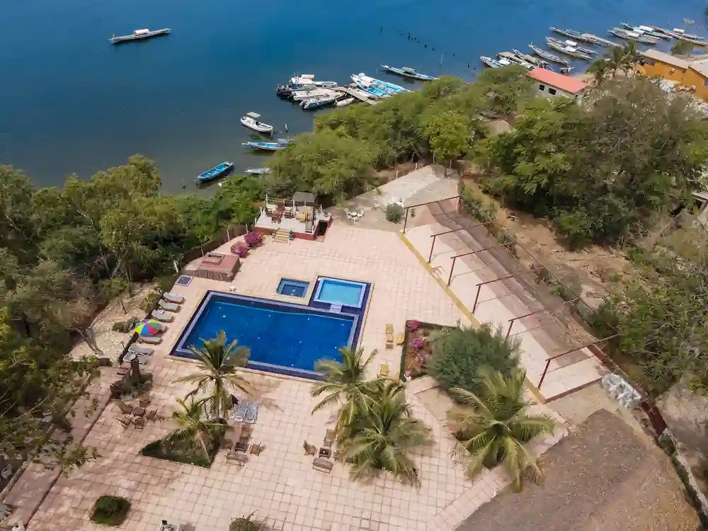 Le Pélican du Saloum vu du ciel, entre piscine et bolong