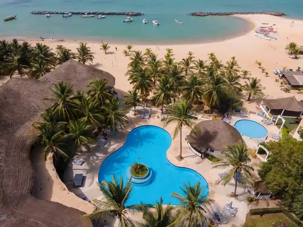 Le Royal Saly vu du ciel : piscine, palmiers et plage